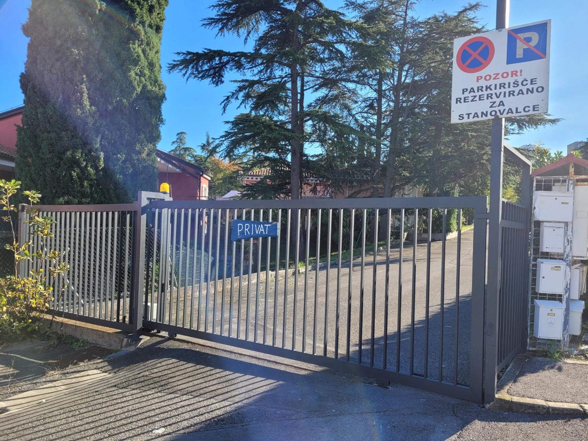Apartma Zusterna Za Bazenom Koper Bagian luar foto